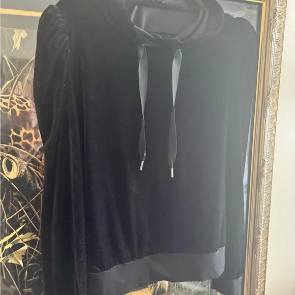 ✨ Generation Love New York Velvet Hoodie – Luxe Softness, Elevated Edge ✨ - Picture 2 of 6